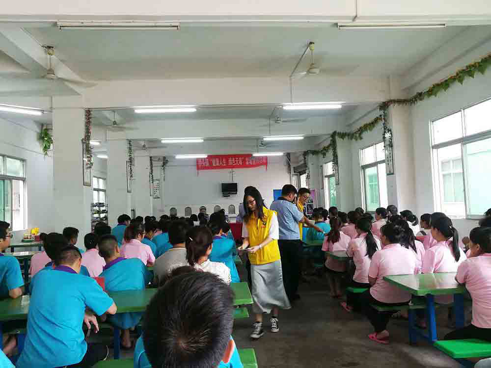 禁毒協會志愿者發放禁毒手冊