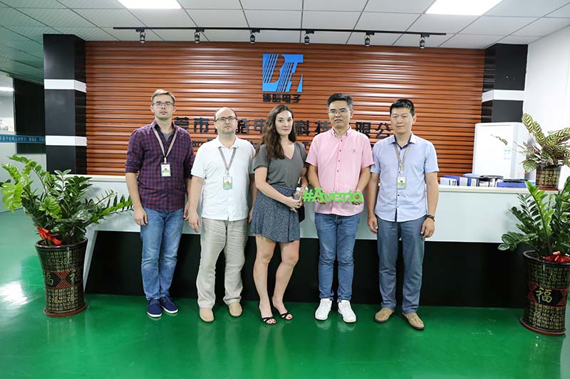 硅膠制品廠(chǎng)迎來(lái)國(guó)外客戶(hù)