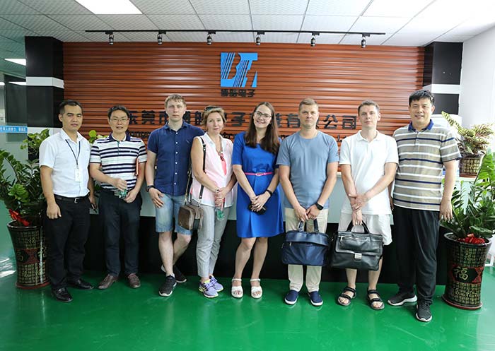 硅膠制品廠(chǎng)迎來(lái)國(guó)外客戶(hù)