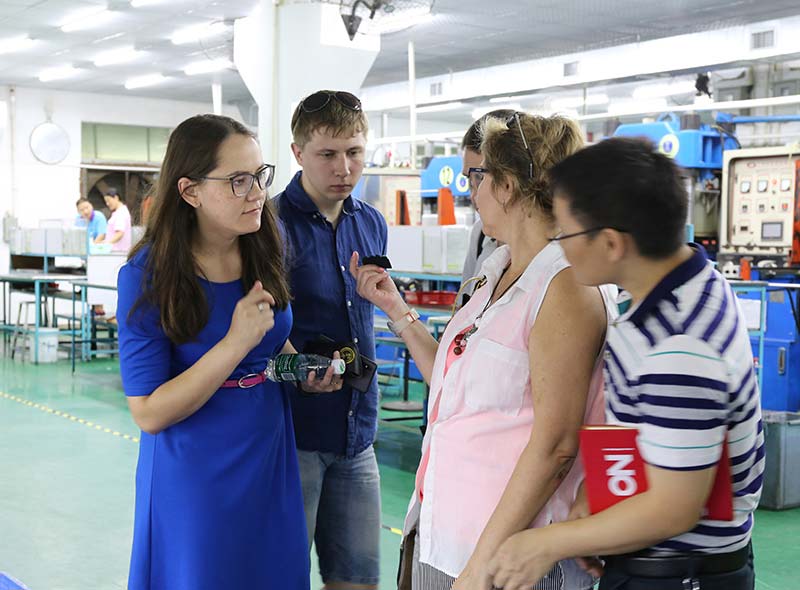 硅膠制品廠(chǎng)迎來(lái)國(guó)外客戶(hù)