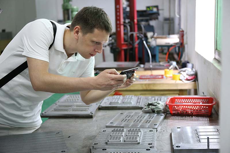 硅膠制品廠(chǎng)迎來(lái)國(guó)外客戶(hù)