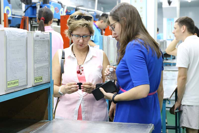 硅膠制品廠(chǎng)迎來(lái)國(guó)外客戶(hù)