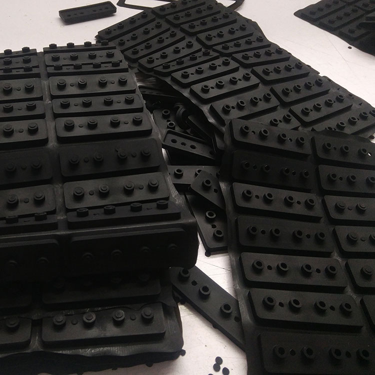 定制硅膠蓋只需要開大模嗎？